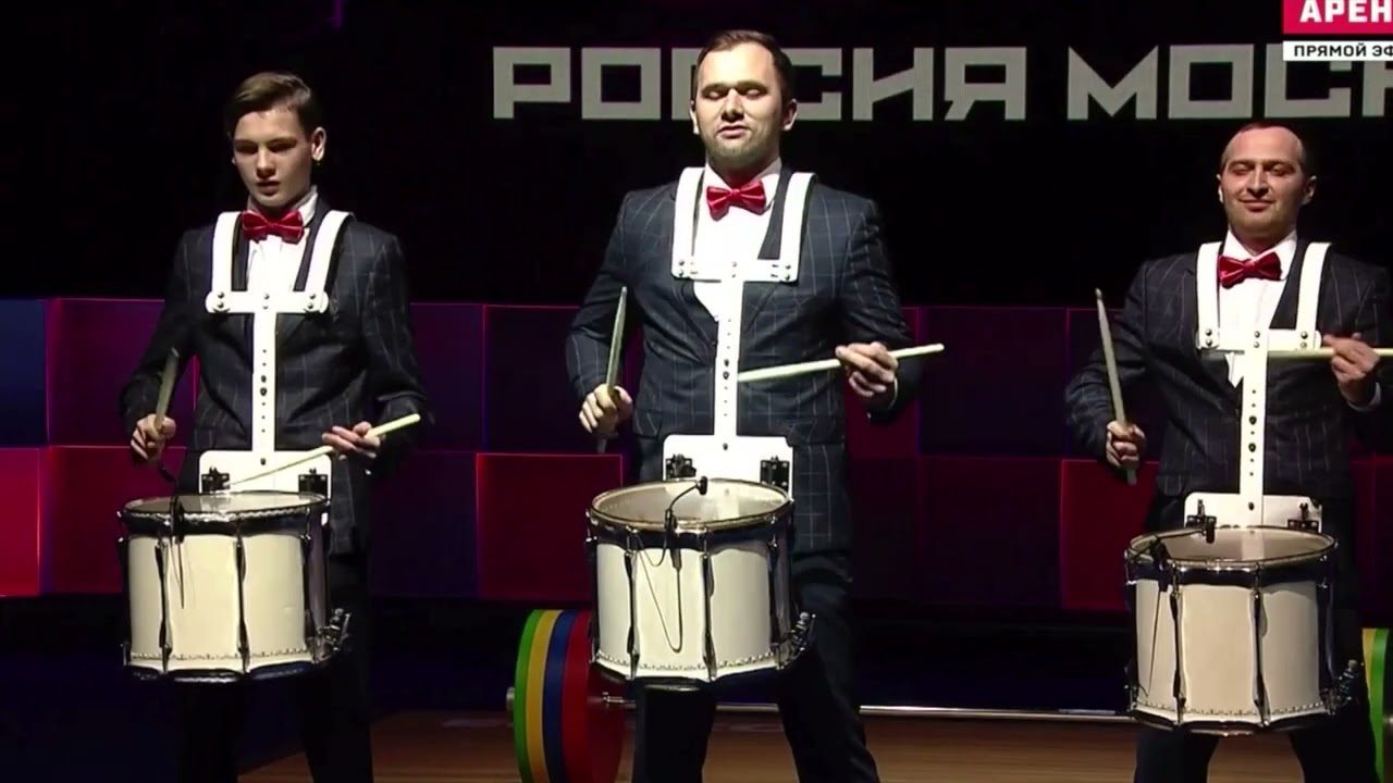 Барабанщики на сцене