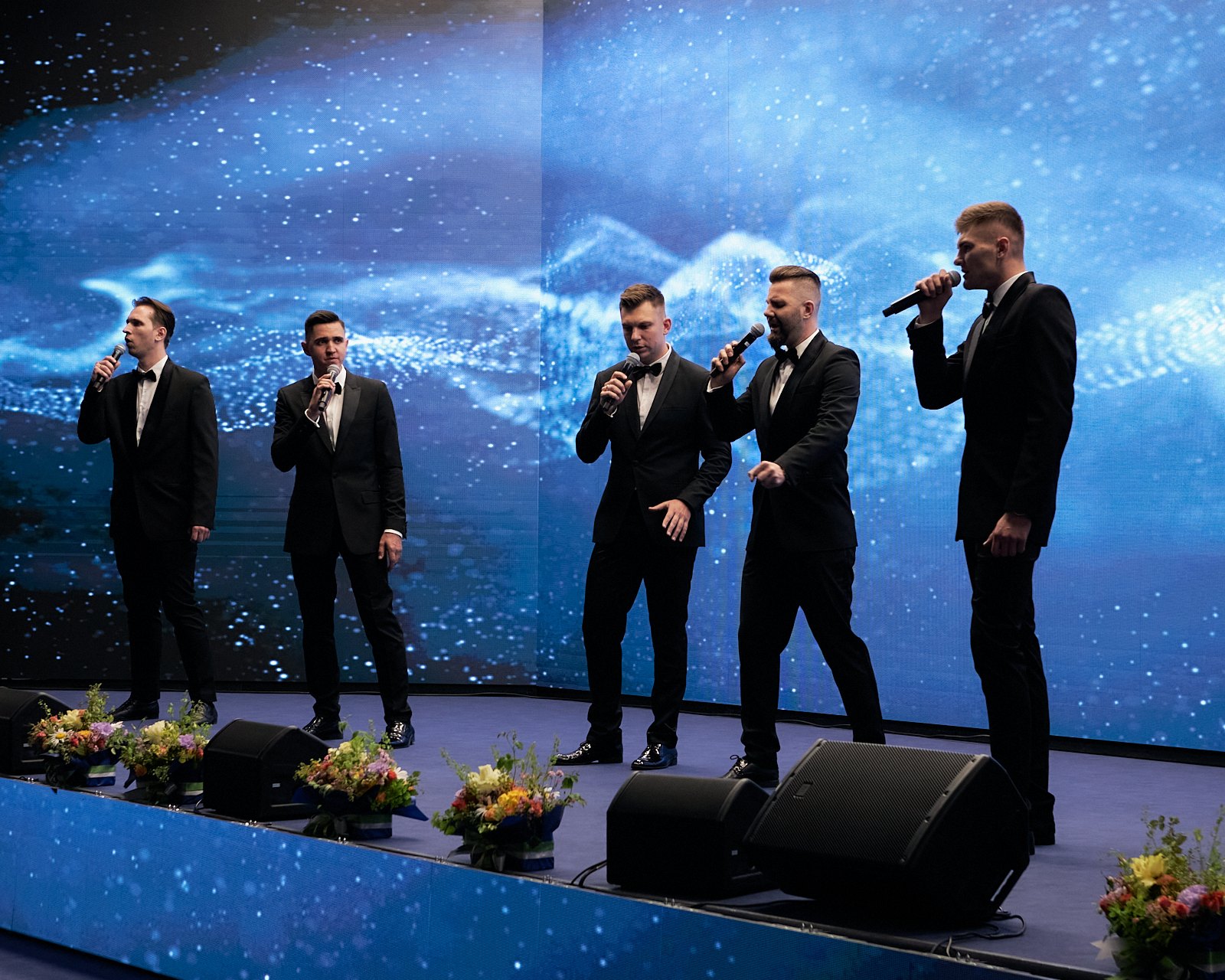 Мужской состав на синей сцене