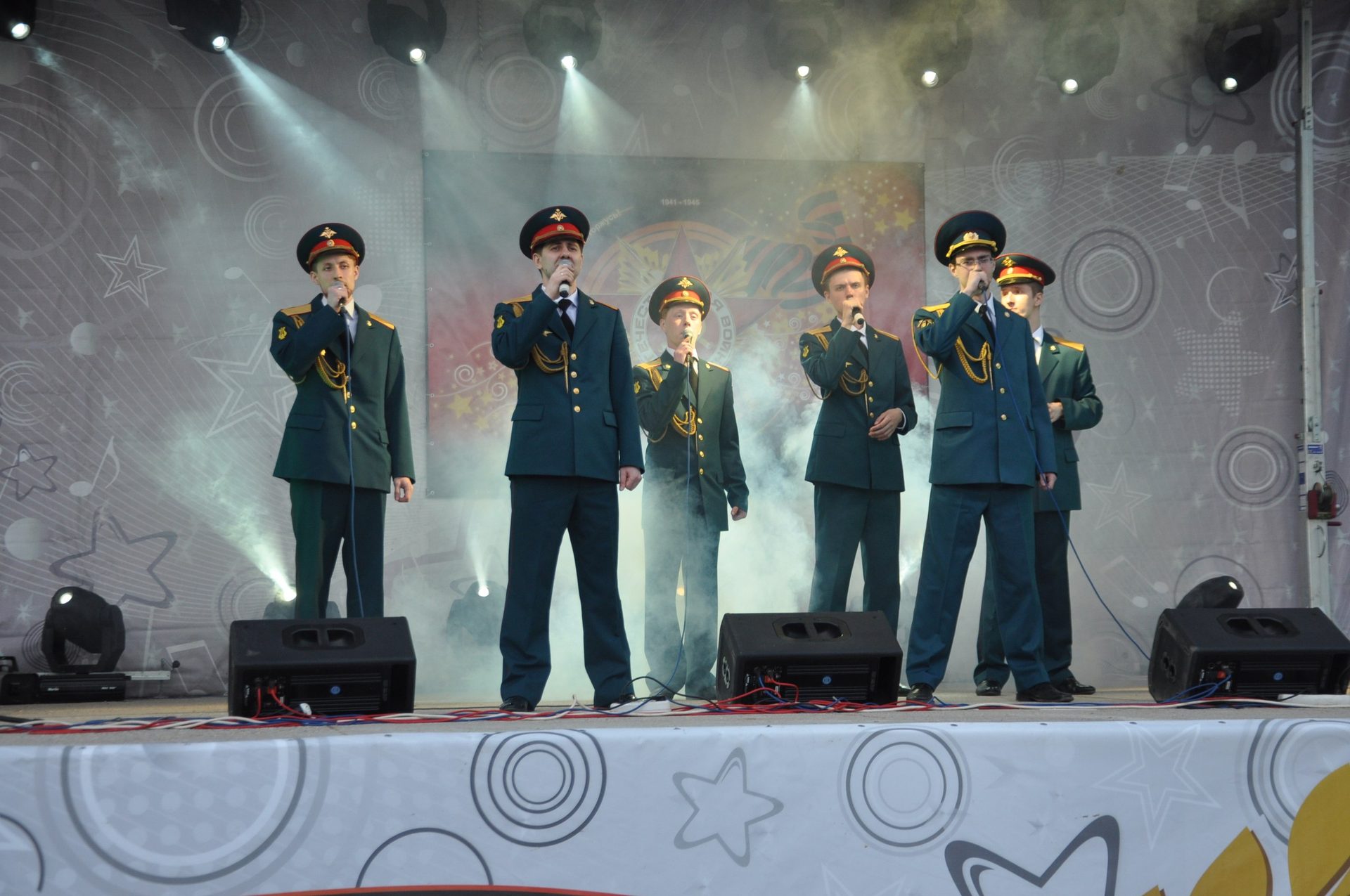 Военный хор на открытой сцене