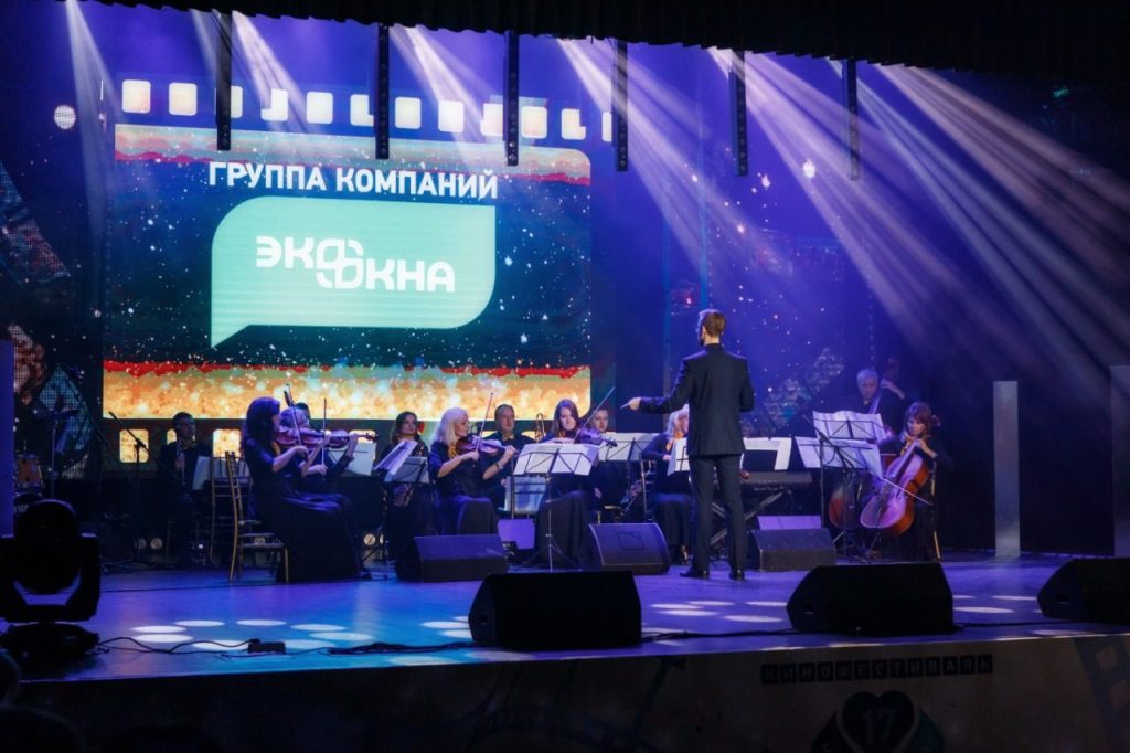 Оркестр на сцене корпоративного мероприятия