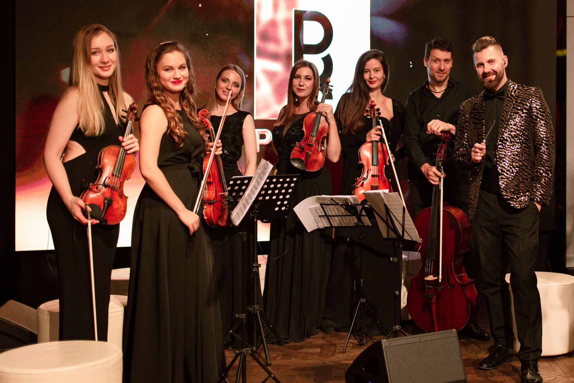 Скрипачки и виолончелист после выступления